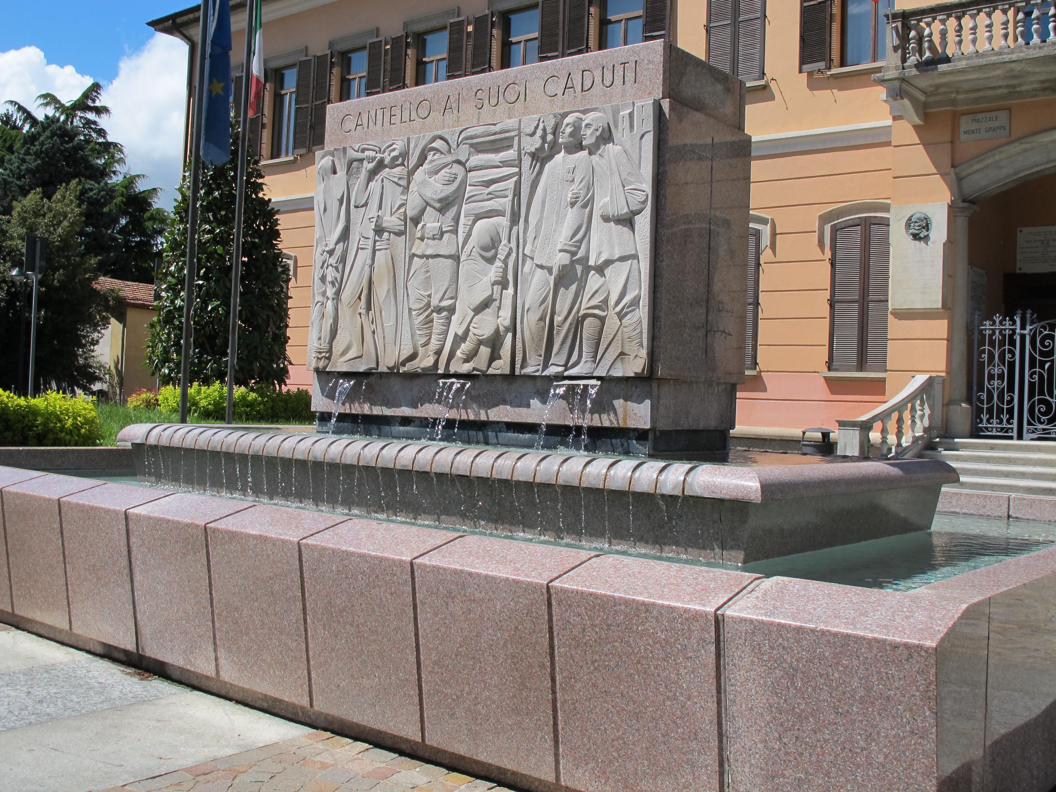 Il monumento ai Caduti nella piazza del Municipio